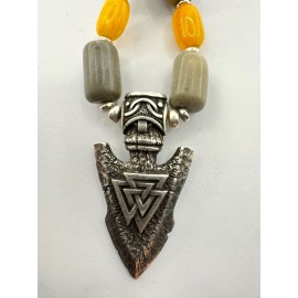 Rankų darbo papuošalas iš Baltijos gintaro, fosilinių jūros akmenėlių su sidabro intarpais ir sidabrine ietimi