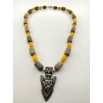 Rankų darbo papuošalas iš Baltijos gintaro, fosilinių jūros akmenėlių su sidabro intarpais ir sidabrine ietimi