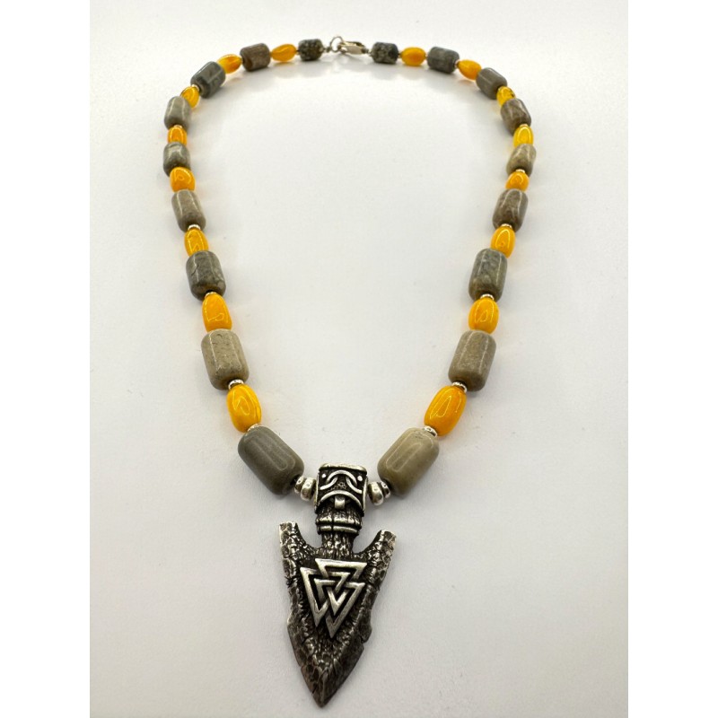 Rankų darbo papuošalas iš Baltijos gintaro, fosilinių jūros akmenėlių su sidabro intarpais ir sidabrine ietimi