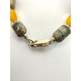 Rankų darbo papuošalas iš Baltijos gintaro, fosilinių jūros akmenėlių su sidabro intarpais ir sidabrine ietimi