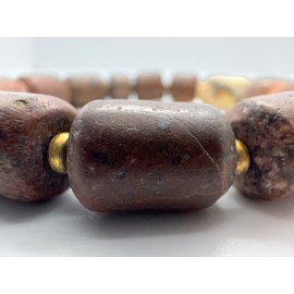 Apyrankė iš jūrinio ąžuolo, jūrinių akmenukų su žalvario intarpais