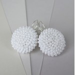 GERVUOGĖLĖS. Balti kabantys auskarai 