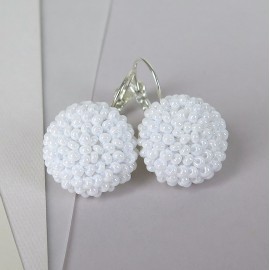 GERVUOGĖLĖS. Balti kabantys auskarai 