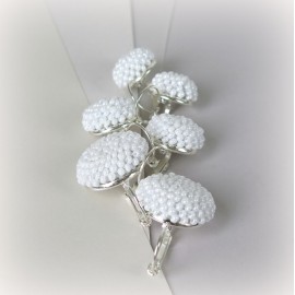 GERVUOGĖLĖS. Balti kabantys auskarai 