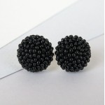 GERVUOGĖLĖS. Juodi apvalūs auskarai 