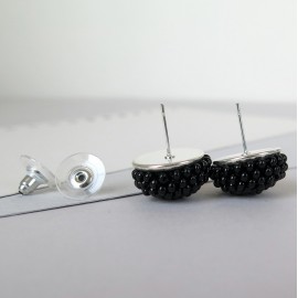 GERVUOGĖLĖS. Juodi apvalūs auskarai 