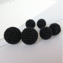 GERVUOGĖLĖS. Juodi apvalūs auskarai 