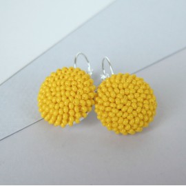 GERVUOGĖLĖS. Geltoni kabantys auskarai 