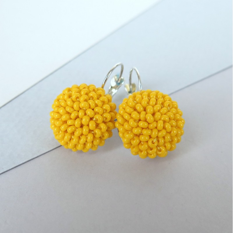 GERVUOGĖLĖS. Geltoni kabantys auskarai 