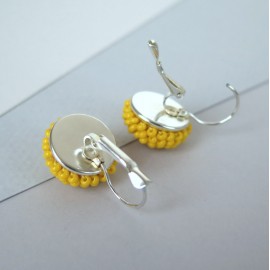 GERVUOGĖLĖS. Geltoni kabantys auskarai 