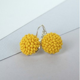 GERVUOGĖLĖS. Geltoni kabantys auskarai 