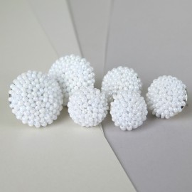 GERVUOGĖLĖS. Balti apvalūs auskarai 