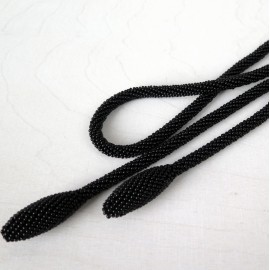 Surišamas kaklo papuošalas. Juodas