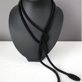Surišamas kaklo papuošalas. Juodas