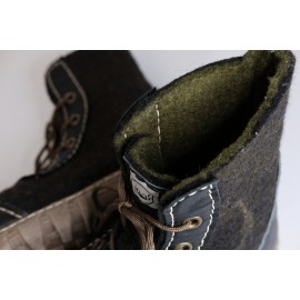 Juodi žali veltinio batai