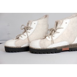 Balti vyriški veltinio batai