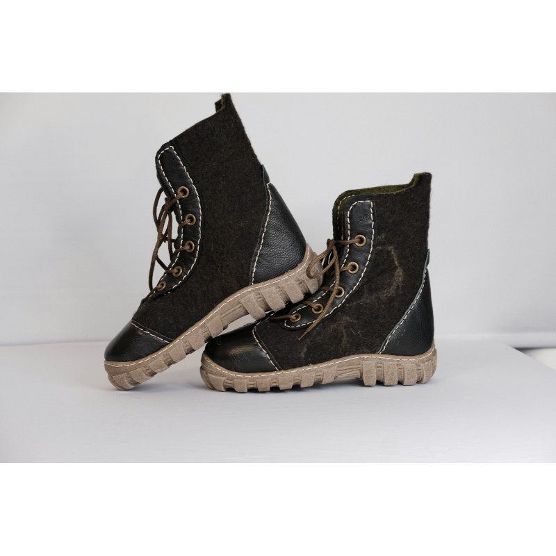 Juodi žali veltinio batai