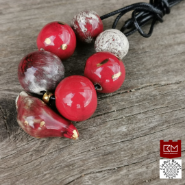 Kaklo vėrinys su paukšteliu raudonas