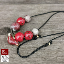 Kaklo vėrinys su paukšteliu raudonas