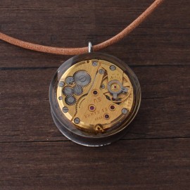 Steampunk stiliaus pakabukas iš laikdrožio mechanizmo