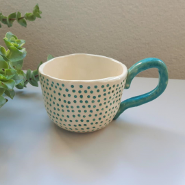 Arbatinis puodelis su taškeliais