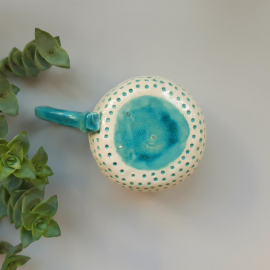 Arbatinis puodelis su taškeliais