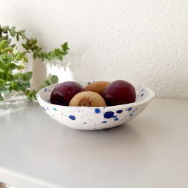 Baltas dubuo su taškeliais