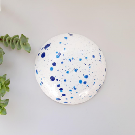 Baltas dubuo su taškeliais