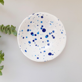 Baltas dubuo su taškeliais