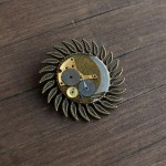 Steampunk stiliaus segė su laikrodžių detalėmis